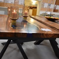 Tischplatten Epoxidharz blau und Nussbaum Holz
